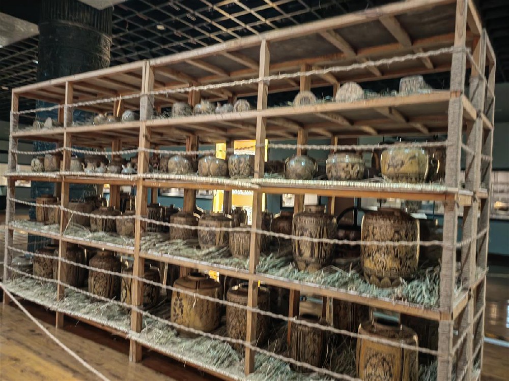 湖北画家刘敦义将收藏的552件马口窑陶器，捐赠给武汉博物馆